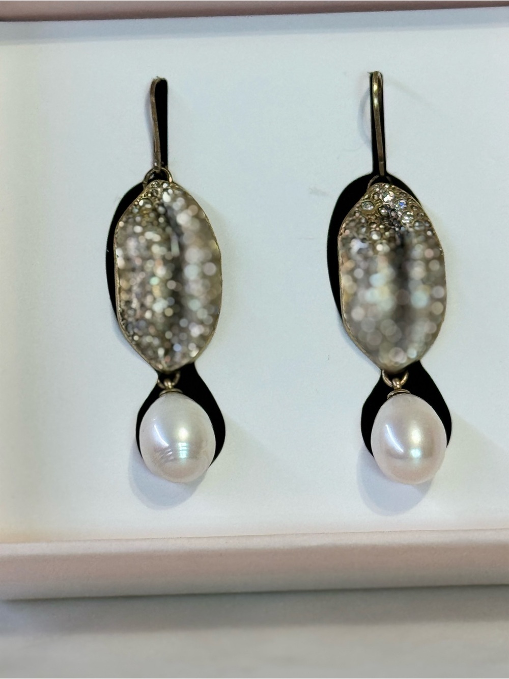 Giambattista Valli x H&M LIMITED EDITION  Pearl Drop Earrings x/Box - Picture 2 of 5